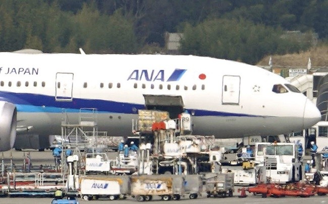 A batch of Pfizer Inc coronavirus vaccine is offloaded from an aircraft at Narita Airport on Friday. (Photo: KYODO)