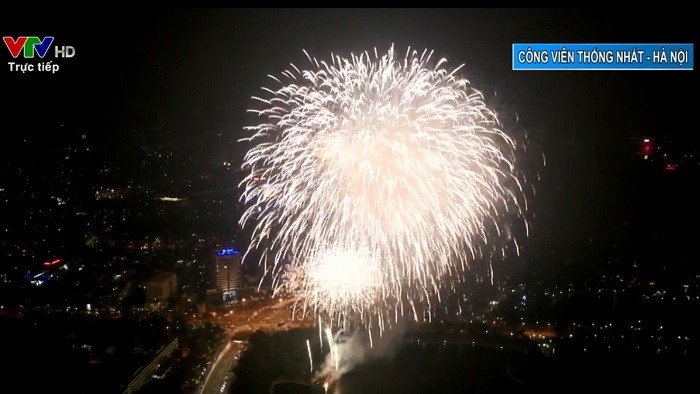 Sparkling fireworks light up Hanoi sky as Lunar New Year 2021 turns on the midnight of February 11, 2021. (Screenshot capture)