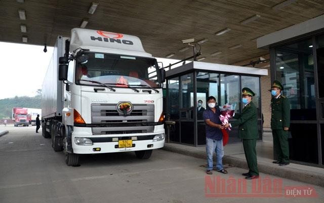The border guard station at Kim Thanh border gate presents flowers to the driver who transports the first shipment of dragon fruits to China in the lunar New Year.