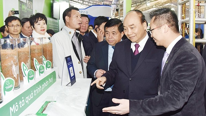 Prime Minister Nguyen Xuan Phuc visits a booth at the Vietnam International Innovation Expo 2021.