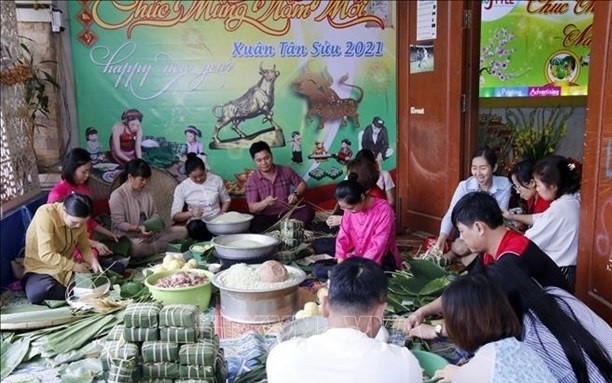 Vietnamese expats in Laos make chung (square glutinous rice) cake - the soul of traditional Tet. (Photo: VNA)