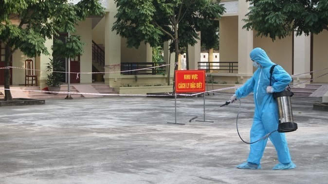 Disinfecting a quarantine area. (Photo: VNA)