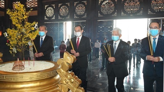 The delegates offering incense in Ho Chi Minh City. (Photo: sggp.org.vn)