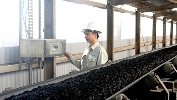 Vicem Hoang Thach Cement Company applies IT in environmental quality monitoring. (Photo for illustration: baohaiduong.vn)