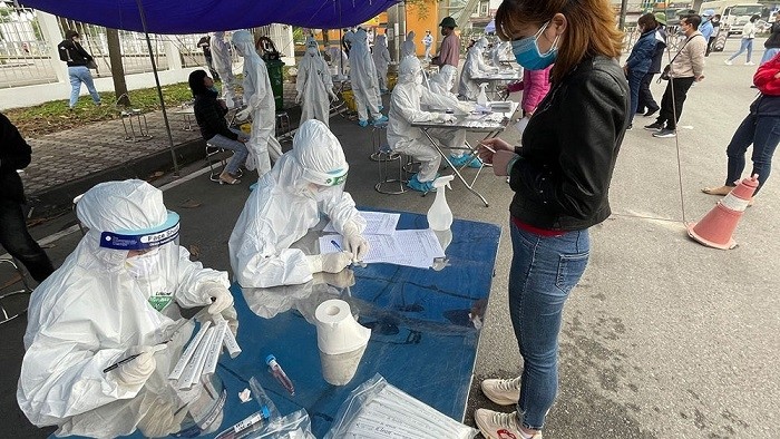 Hai Duong is urgently taking samples for SARS-CoV-2 testing in high-risk areas. (Photo: NDO/Quoc Vinh)