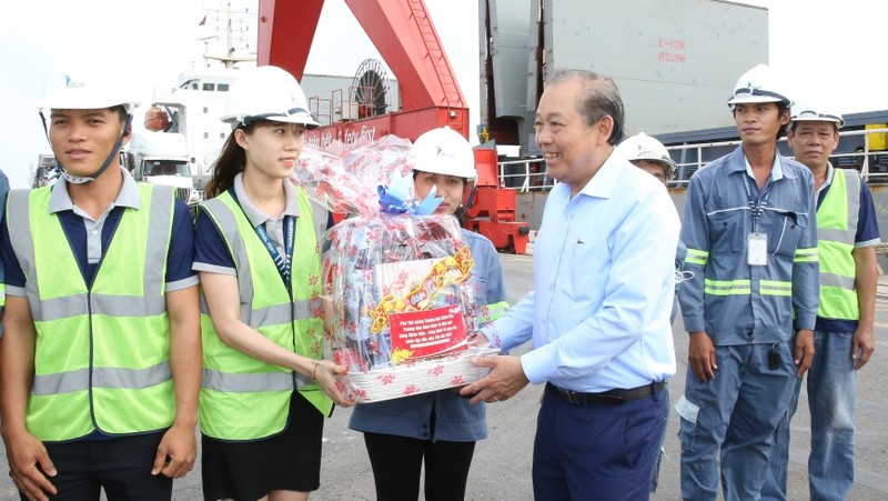 Deputy PM Truong Hoa Binh presents Tet gifts to workers at Long An International Port. (Photo: VGP)