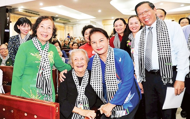 National Assembly Chairwoman Nguyen Thi Kim Ngan attends a meeting to celebrate the 60th anniversary of the New General Uprising (Dong Khoi) in the Mekong Delta province of Ben Tre. (Photo: VNA)