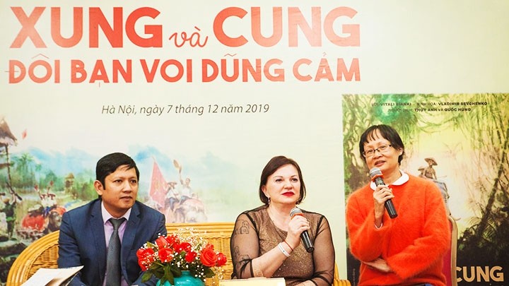 Dr. Nguyen Quoc Hung (from left) at a programme on introducing book named "Xung and Cung"