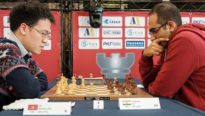 Vietnam’s top chess player Le Quang Liem (L) and his Indian rival Suri Vaibhav during a game at the 2020 Gibraltar International Chess Festival. (Photo for illustration)