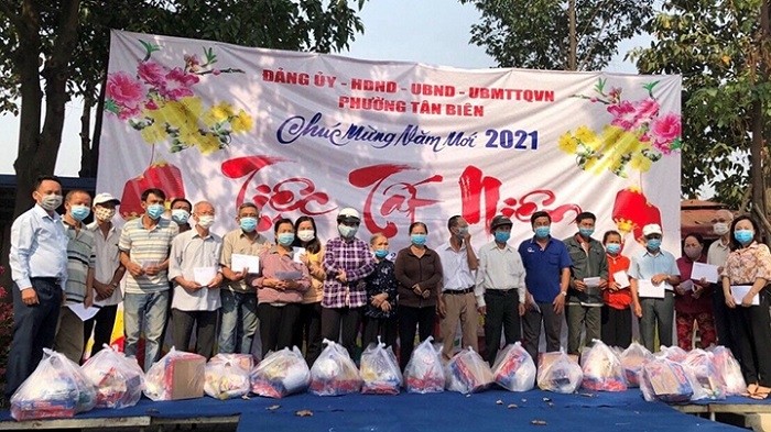 Tet gifts presented to policy beneficiaries in Bien Hoa city, Dong Nai province (Photo: NDO/Thien Vuong)