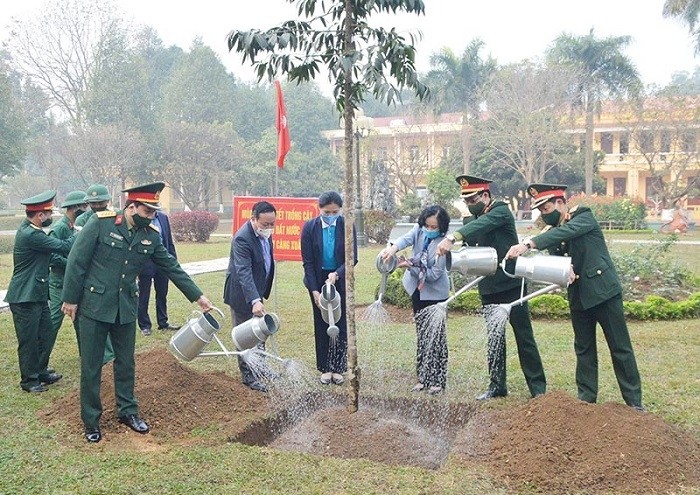 Politburo member Truong Thi Mai (third from right) and other delegates planting a tree at the Capital Regiment. (Photo: VGP)