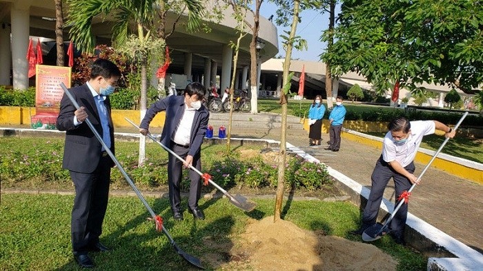 Da Nang leaders plant trees after the launching ceremony. (Photo: NDO/Thanh Tam)