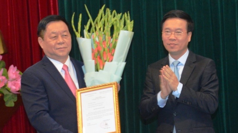 Head of the Party Central Committee’s Commission for Communication and Education Nguyen Trong Nghia (L) and his predecessor Vo Van Thuong