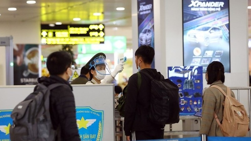 Screening body temperature at airport (Photo: VNA)