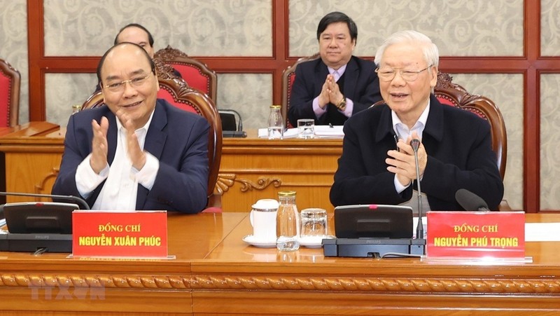 Party General Secretary and State President Nguyen Phu Trong (R) and Prime Minister Nguyen Xuan Phuc at the meeting. (Photo: VNA)