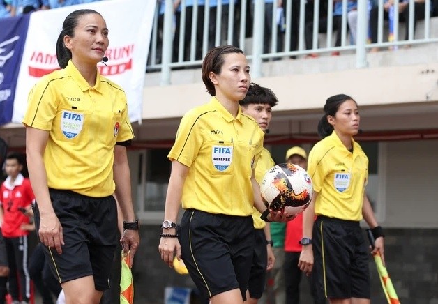 Referee Bui Thi Thu Trang (C) and assistant referee Truong Thi Le Trinh (L) are the two Vietnamese representatives shortlisted to officiate at the FIFA Women’s World Cup Australia/New Zealand 2023. (Photo: VFF) 