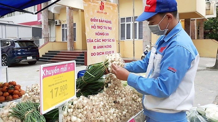 A venue selling Hai Duong agricultural products operated by the Co.opmart supermarket chain at the headquarters of the Hanoi Union of Cooperatives in Ha Dong District, Hanoi. (Photo: NDO)