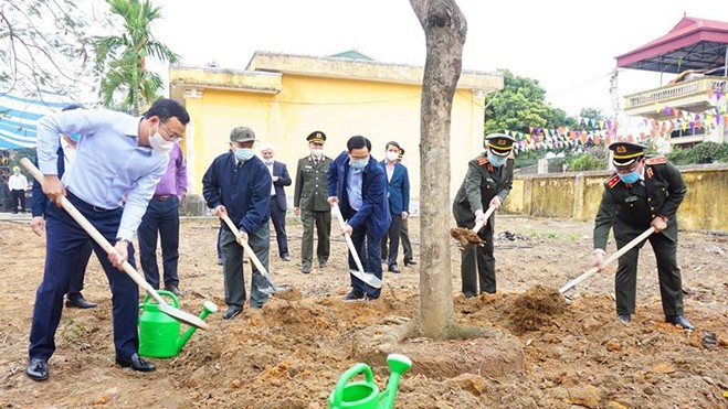Secretary of the Hanoi municipal Party Committee Vuong Dinh Hue; General To Lam, Minister of Public Security; and Director of Hanoi Police Nguyen Hai Trung participate in the tree planting festival. (Photo: cand.com.vn) 