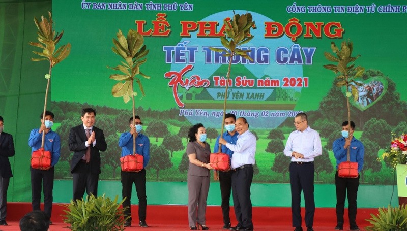 PM Nguyen Xuan Phuc presents trees to Phu Yen province at a launching ceremony of Tet tree planting fetival. (Photo: NDO)