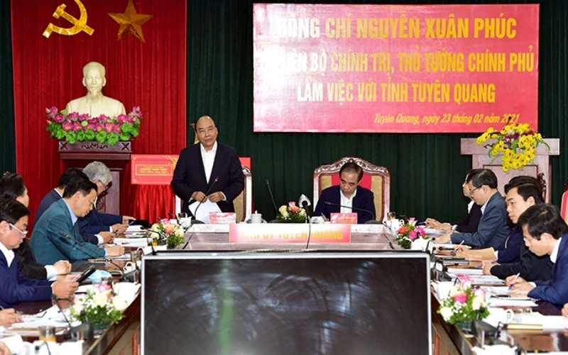 Prime Minister Nguyen Xuan Phuc (standing) addresses the working session.