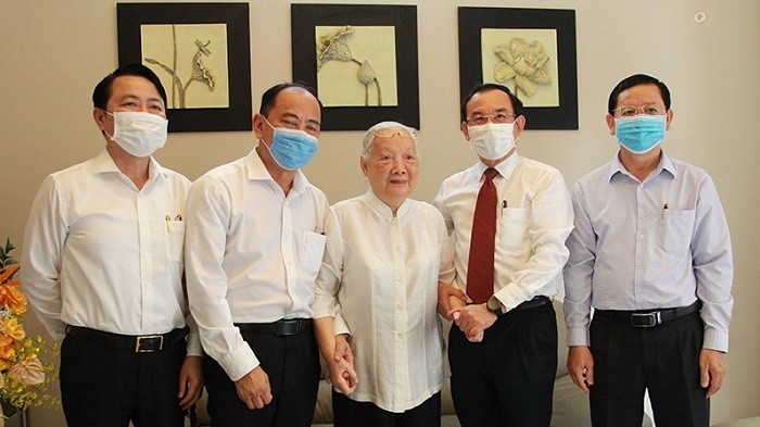 Ho Chi Minh City Party chief Nguyen Van Nen (fourth from left) salutes female doctor Doan Thuy Ba (Photo: NDO/Manh Hao)