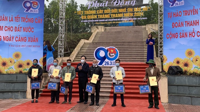 The Ho Chi Minh Communist Youth Union of the Central Agencies Bloc presents gifts to policy beneficiary families in Dai Tu district, Thai Nguyen province.