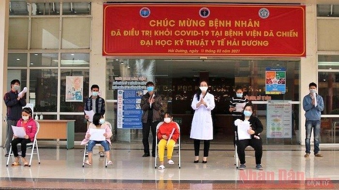 Recovered COVID-19 patients, including the youngest COVID-19 child patient ever hospitalised at 24 days old, being discharged from field hospital No. 2 in Hai Duong city, Hai Duong province on February 19, 2021. (Photo: NDO/Quoc Vinh)