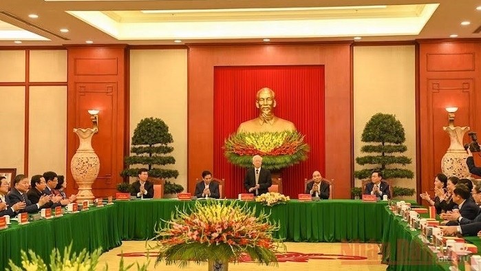  Politburo holds meeting with former Party officials