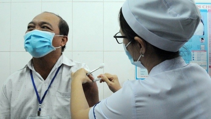 Injecting the vaccine to a candidate in Long An on February 21, 2021. (Photo: NDO)