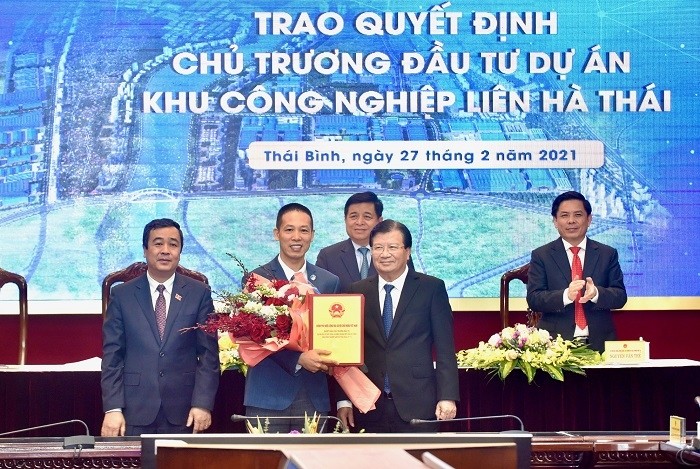 Deputy Prime Minister Trinh Dinh Dung (R) attends the conference announcing the investment plan for GREEN iP-1. (Photo: VGP)