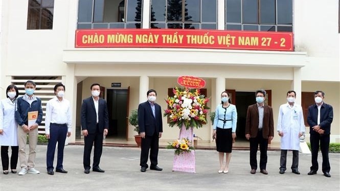 A flower basket from Prime Minister Nguyen Xuan Phuc presented to medical staff fighting the COVID-19 epidemic in Hai Duong Province, February 25, 2021. (Photo: VNA)