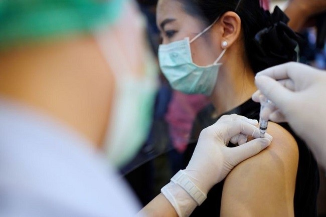 A woman receives the Sinovac coronavirus disease (COVID-19) vaccine at the Samut Sakhon hospital in Samut Sakhon province, Thailand, February 28, 2021. (Photo: Reuters)