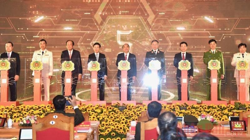 PM Nguyen Xuan Phuc and other delegates attend the ceremony to make debut the national database on population and a citizen ID card issuance and management system. 