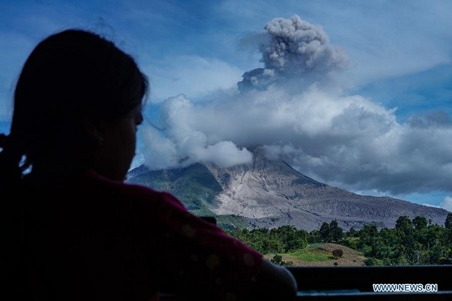 Photo taken on Feb. 25, 2021 shows volcanic materials spewing from Mount Sinabung in Karo, North Sumatra, Indonesia. (Photo: Xinhua)