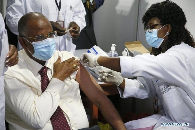 Patrick Achi (L), the secretary general of the presidency of Cote d'Ivoire, receives a jab of the COVID-19 vaccine in Abidjan, Cote d'Ivoire, March 1, 2021. Cote d'Ivoire joined the first COVID-19 vaccination campaigns in the world on Monday with doses provided by COVAX, a global initiative for equitable access to COVID-19 vaccines. (Photo: Xinhua)