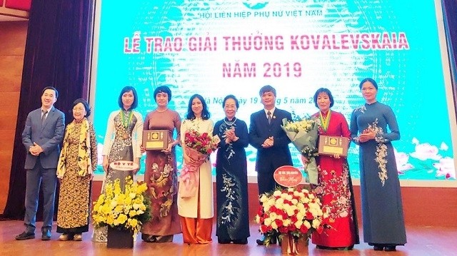 The winners of the Kovalevskaya Award 2019 being honoured at a ceremony in Hanoi on May 19, 2019. (Photo: Ha Noi Moi)