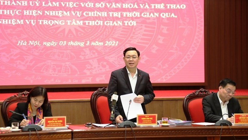 Secretary of the Hanoi Party Committee Vuong Dinh Hue (standing) speaks at the meeting with the municipal Department of Culture and Sports on March 3, 2021. (Photo: NDO/Duy Linh)