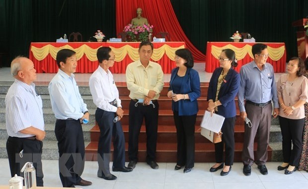 VP Dang Thi Ngoc Thinh (fourth from right) with the voters. (Photo: VNA)