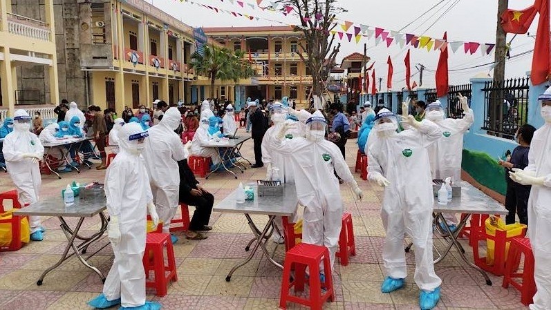 Samples taken for COVID-19 testing in Hai Duong province. (Photo: NDO/Quoc Vinh)