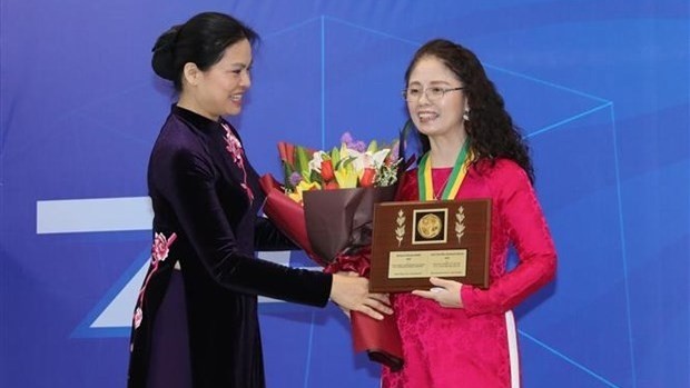 Chairwoman of the Vietnam Women’s Union Central Committee Ha Thi Nga presents Kovalevskaia Award 2020 to Associate Professor-Doctor Truong Thanh Huong. (Photo: VNA)