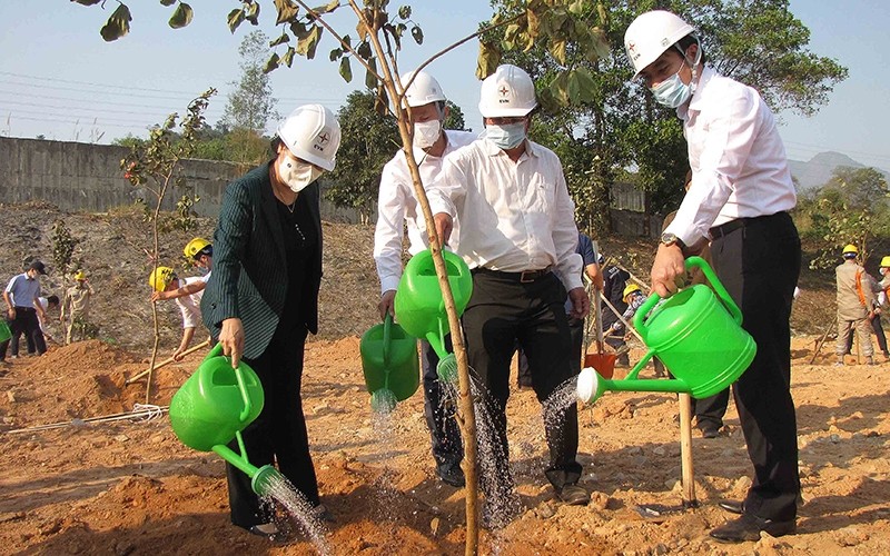 Leaders of Lai Chau Province and Vietnam Electricity join in a tree planting festival. (Photo: NDO)