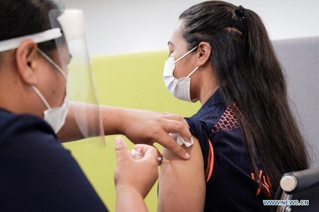 A border worker receives a dose of the COVID-19 vaccine in Auckland, New Zealand, Feb. 20, 2021. (File Photo: Xinhua)