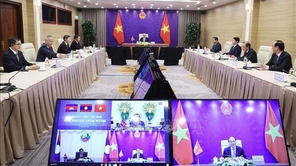 Prime Minister Nguyen Xuan Phuc holds talks via videoconference with his counterparts from Cambodia, Samdech Techo Hun Sen, and Laos, Thongloun Sisoulith on March 10 (Photo: VNA)