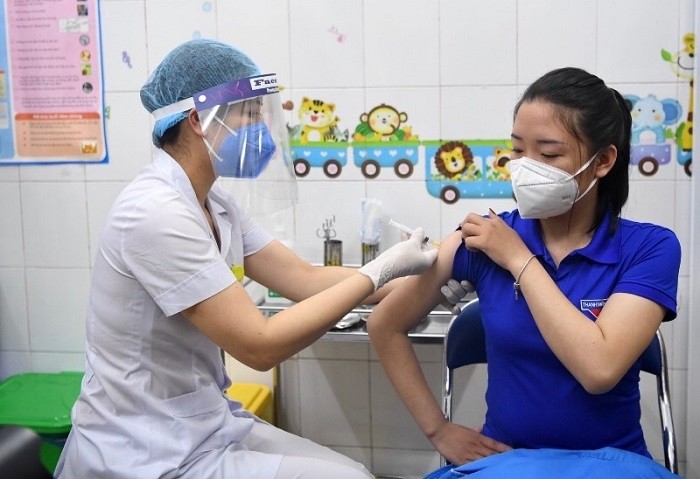 Due to the limited amount of vaccines for the first phase of inoculation, the Ministry of Health has decided to allocate AstraZeneca vaccine to frontline health workers and 13 provinces and cities with epidemic prevalence first. (Photo: NDO)