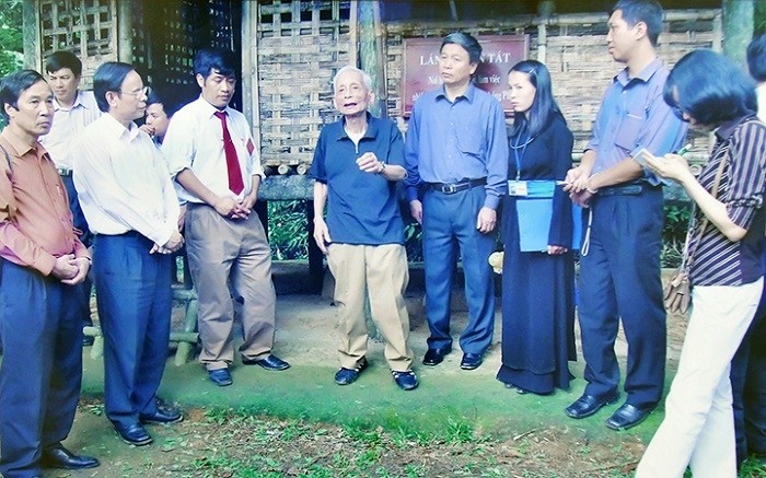 Former Editor-in-chief of Nhan Dan Newspaper Hoang Tung (fifth from right) and delegates visit Khuon Tat Shack where Uncle Ho assigned tasks to General Vo Nguyen Giap ahead of the Dien Bien Phu campaign (Phu Dinh, April 20, 2005).