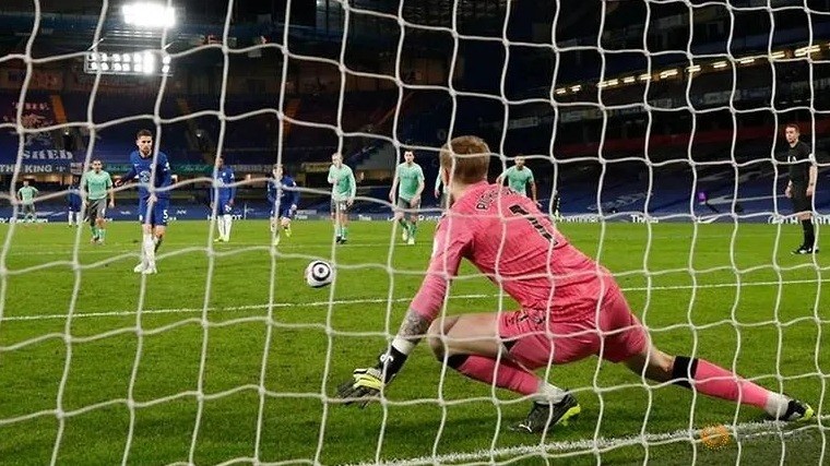 Chelsea's Jorginho scores their second goal from the penalty spot. (Photo: Pool via Reuters)