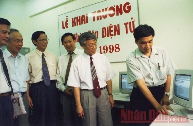 Politburo member Nguyen Phu Trong checked the newspaper data on the day the online version of Nhan Dan was launched (June 21, 1998).