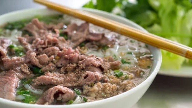 A bowl of pho bo (Vietnamese beef noodle soup).