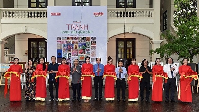 Painters, who are collaborators of Nhan Dan Monthly, at an exhibition of their paintings held at Nhan Dan Newspaper's headquarters in June 2020.