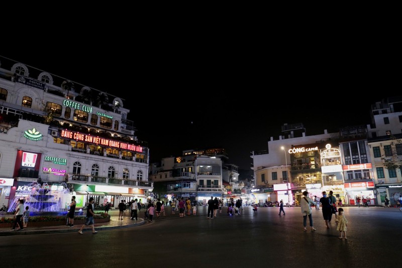 At Dong Kinh Nghia Thuc Square - the centre of the pedestrian street, there are only a few people.